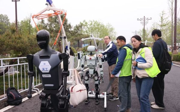 盛康配资 “黑匣子”、大长腿、领跑员……解码人形机器人天工夺冠秘籍