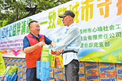 怀远策略 “福州好人”叶小弟一天送出3.9万瓶爱心水